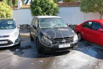 Los bomberos sofocan el incendio de un vehículo en San Juan  (Foto TA)